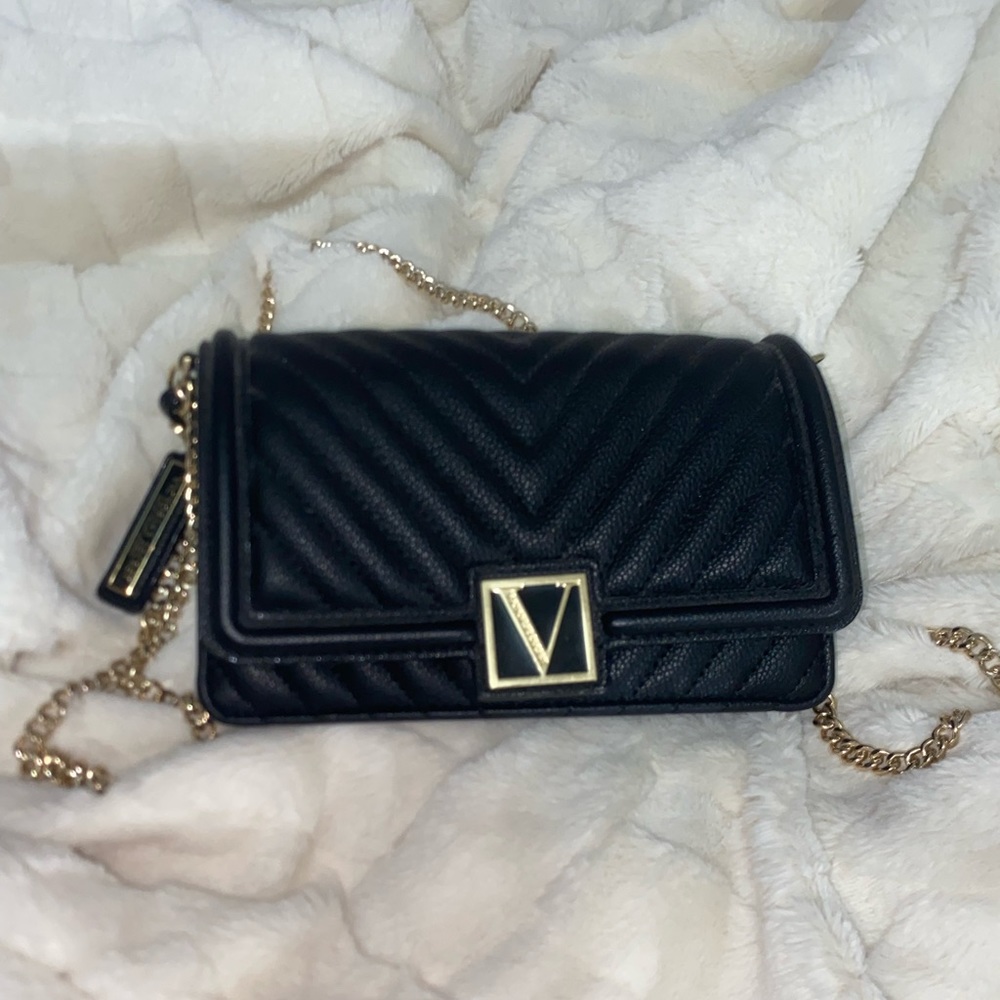 VICTORIA’s SECRET Cross body gold chain purse in new condition.